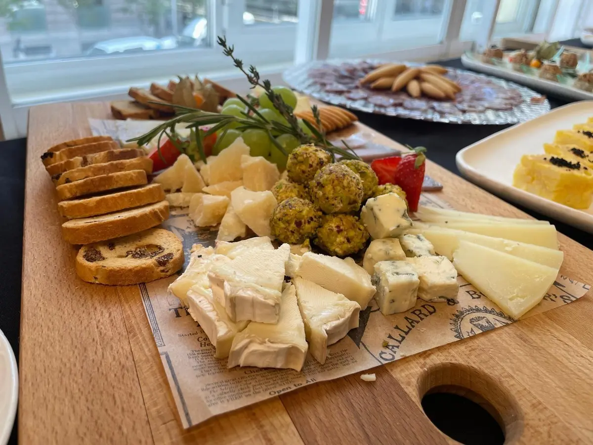 Tabla de quesos y aperitivos para compartir