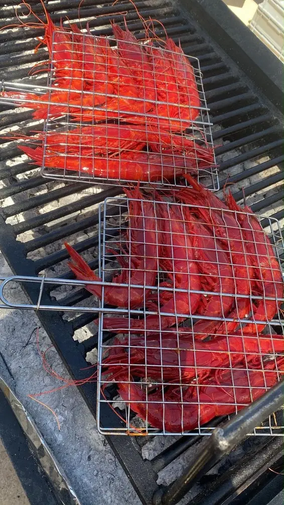 Parrilla encendida durante un servicio de cocina en directo