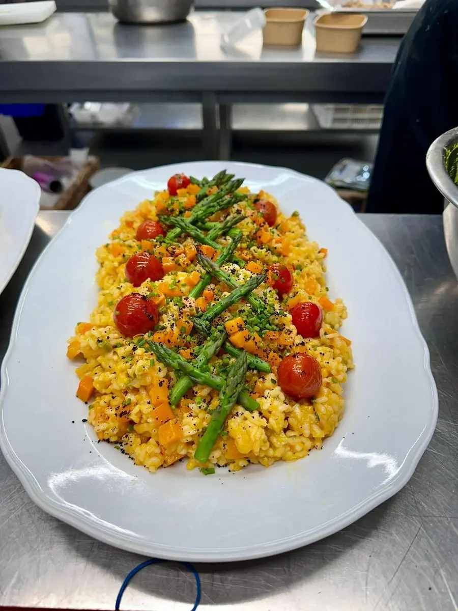 Arroz preparado por el equipo de Catering La Oliva