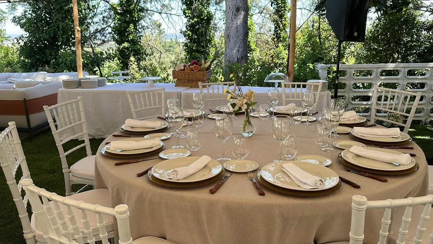 Mesa montada para una celebración al aire libre